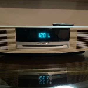 Bose AM/FM Radio clock. CD player. Remote.
